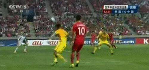 韩国队快攻失误？哈坎苏克禁区接球为何未破门